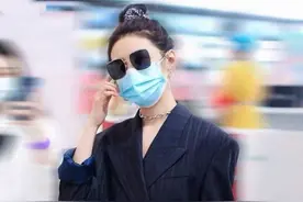 章若楠为抢镜太拼，牛仔短裤故意“系错”扣子，短款西装攻气十足图片
