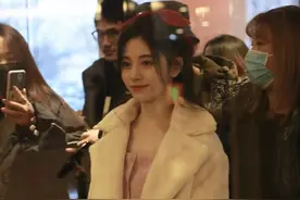 鞠婧祎参加春晚彩排，白色皮草搭配粉色衬衫，红色蝴蝶结太可爱图片