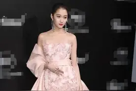关晓彤在国外更美，一袭抹胸长裙仙美灵动，和外国人合影也不输图片
