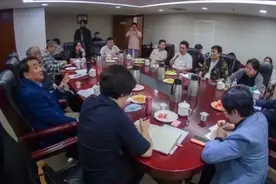 70岁姜昆罕与于谦同框，挺大肚腩太抢镜，两人坐对面表情严肃图片