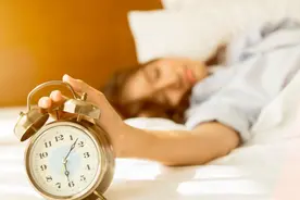 糖友睡懒觉，血糖波动大图片