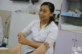 女儿患重病，80后母亲足疗店洗脚赚钱为女保命图片