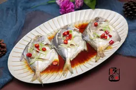 此鱼肉多刺少营养高，蒸5分钟就熟，女儿1分钟吃1条图片