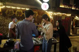 撸串喝酒吃豆腐！10多名网红女主播夜市成焦点，网友：酒场女汉子图片