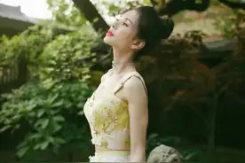 李若彤30年前就胆大，穿小背心短裤还不系扣，身材和现在没差别图片