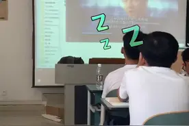 上海一猫咪睡醒后发现上课了，趴在讲台上不知所措：大眼瞪小眼图片