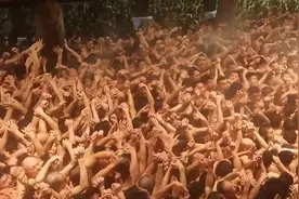 日本万人“裸祭”引发疫情担忧视频封面