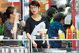 港姐冠军谭小环：作到无戏可拍街头卖鱼蛋，不许内地人光顾被打脸图片