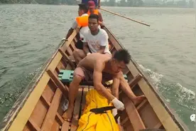 缅北2个女孩河里洗澡被大水冲走溺亡，家属崩溃亲吻死者遗体图片