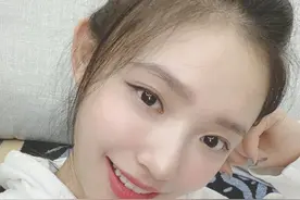 女生别总想着去纹眉了！僵硬又老气，看看林允的野生眉，特别好看图片