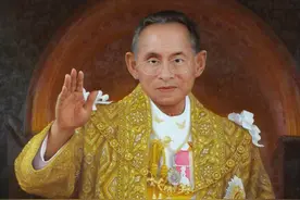 "拉玛九世"郑固--年少继位粉碎19场政变，下令恢复匍匐跪拜礼图片