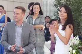 马雅舒夫妇出席活动，一袭白裙优雅大方，外国老公高大帅气满眼爱图片