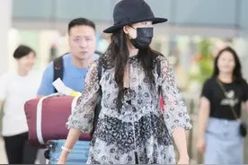 秋天穿裤子，别像林志玲这样穿得这么紧，勒出了折痕还有点显腿粗图片