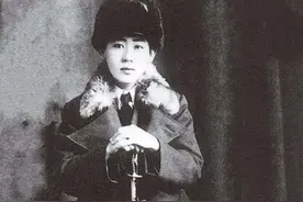 川岛芳子枪决过程：戴着口罩前往枪决现场，脑袋被枪打破面目全非图片