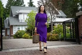孟晚舟美出了新境界，一袭紫色长裙高级洋气，昂首挺胸霸总范十足图片