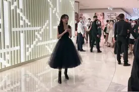 33岁景甜穿黑裙现身活动，生图被赞人间富贵花，“婴儿肌”抢镜图片