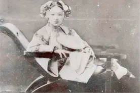 她15岁靠“三寸金莲”嫁豪门，洗脚时痛苦难忍，丈夫却喜欢得紧图片