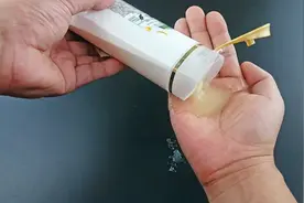 原来洗头有个小窍门，多加一步，头发一周不洗也不油不痒，实用视频封面