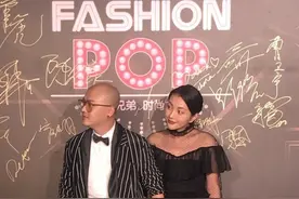 包文婧与老公包贝尔同框，穿着打扮很是撩人，太给包贝尔面子了图片