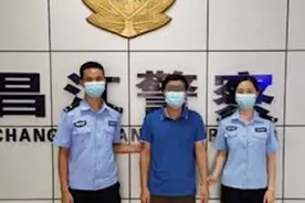海南昌江一男子骑车冲卡扔头盔吐口水，被拘留图片
