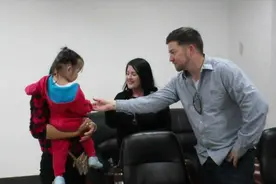 9万中国孤儿被美国人领养，她幸运成世界首富养女，将继承千亿？图片