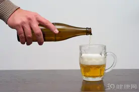 经常“吃饭喝二两酒，饭后一根烟”的人，将来身体会怎样？图片