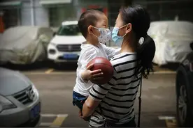 儿子收到礼物后说要当球星，可我却不知道，他还能不能走到那一天图片