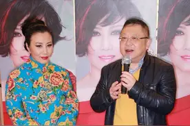 73岁汪明荃太敢穿了，东北大花袄配牛仔裤，土味造型穿出新时尚图片