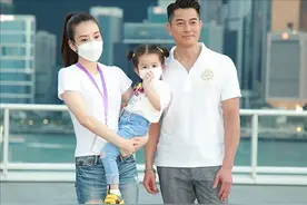 郭富城一家三口拍合照，穿亲子装真可爱，真让人羡慕图片