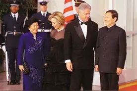 1999年，朱镕基总理出访美国，演讲幽默从容图片