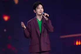 黄晓明成身材管理标杆，暴瘦下颌线优越腿长惊人，鬓角却长白头发图片