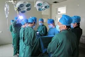 拇指手术要了14个月六指儿子的命，80后夫妇拟起诉医院索赔150万图片