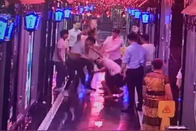深夜杭州KTV多人扭打一团，只因男子“摸了我的女友”？图片