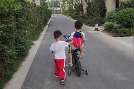 接连生下自闭娃与NT娃，比诊断结果更磨人的是，让两娃和睦相处图片