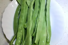 芒种过后气温走高，一盘“青椒龙豆丝”清清爽爽图片