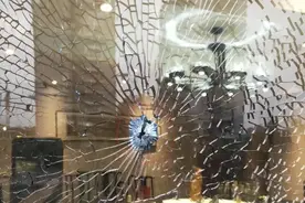疑遭枪击！福州市区一餐厅，1厘米厚钢化玻璃当场被击穿！图片