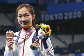 “天才少女”游过山丘图片