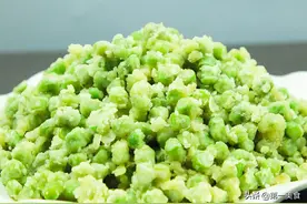 豆角粒打入一个鸡蛋，厨师长教你蒸豆角技巧，不粘连不坨块又清脆图片