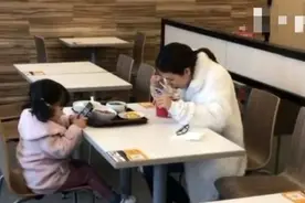 母女俩外出吃饭，女儿吃大餐妈妈吃泡面，网友：真的没有必要图片