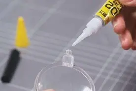 502胶水最怕一样东西，擦一擦，不怕粘手图片