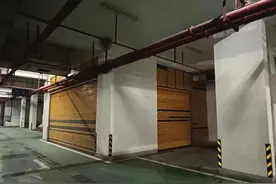 岳阳某小区地下停车位摇身一变成仓库，物业声称是被允许的？图片