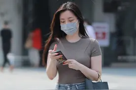 牛仔骑行裤穿出夏季的清爽，显瘦又显身材，让美变得简洁时尚有型图片
