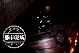 痛心！小轿车一头扎进护城河，一男一女不幸身亡图片