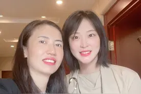惠若琪最新动态：哺乳期开会，遇上周苏红，被吐槽太胖图片