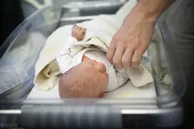 女人抱养一个儿子后不久就怀孕了，于是嫌弃养子脑子有问题，天天动手打骂图片