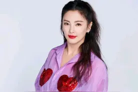 张雨绮驾驭豹纹服装毫不费力，身穿紫色衬衫配豹纹短裙，略显张扬图片