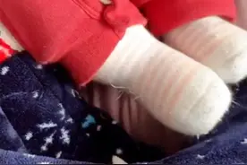 妈妈回到家，发现女儿的脚有些“不对劲”，脱下袜子后忍不住笑图片