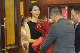 38岁车晓排面大，出席活动领导提前等候，合照男子被她气场镇住？图片