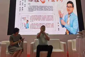 天津出版集团14家出版社亮相第30届书博会 读者作者亲密互动图片