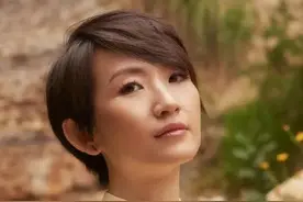 她18岁学画，25岁登上福布斯艺术榜单，网友：天生的艺术家图片